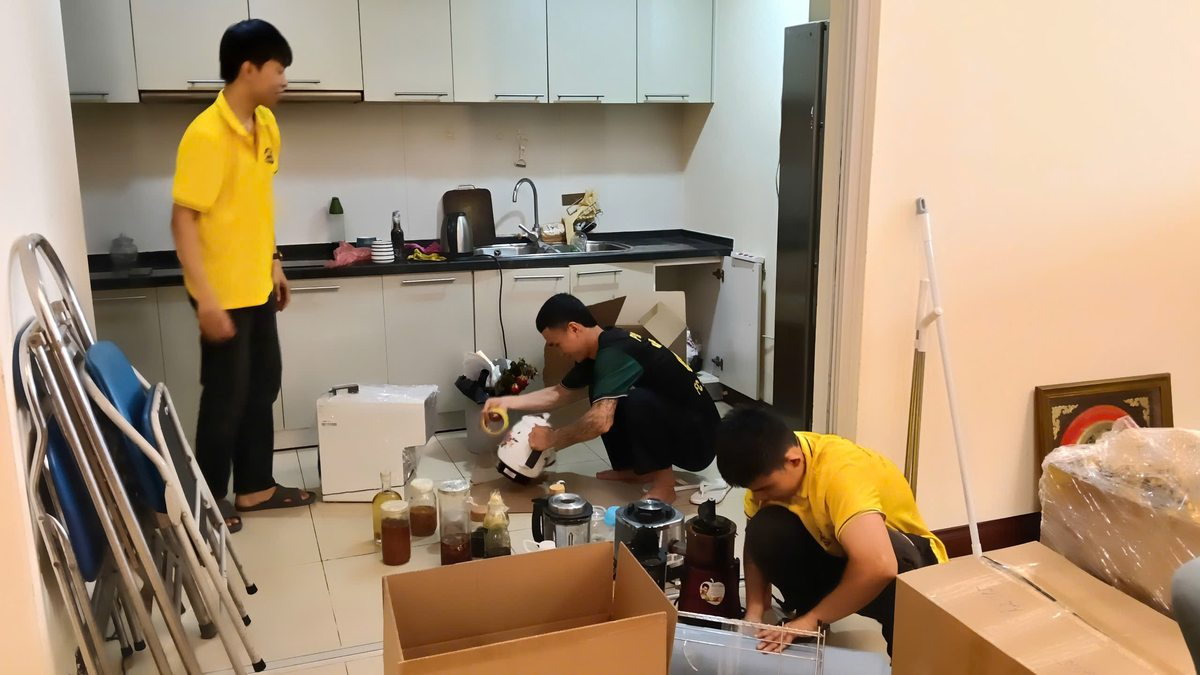 Nhân viên đóng gói đồ đạc khi chuyển nhà tại Cầu Giấy