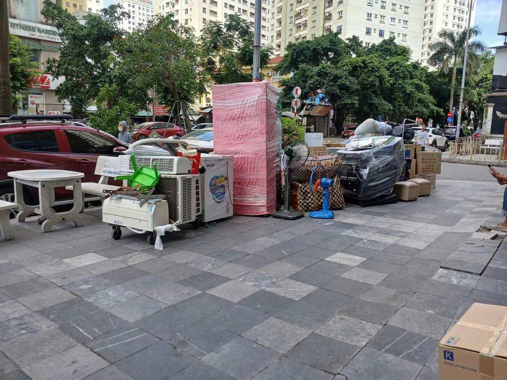 Tập kết đồ đạc khi chuyển nhà tại Tây Hồ