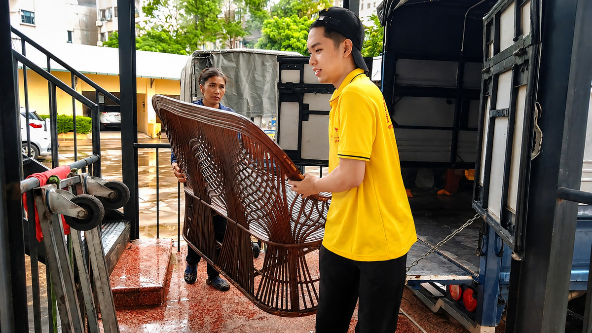 Nhân viên di chuyển ghế ra xe tải