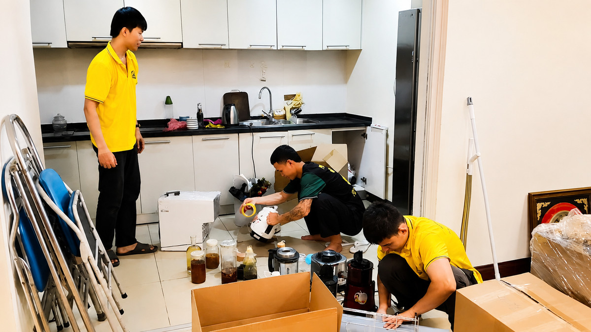 Chuyển nhà trọn gói Ba Đình - nhân viên đóng gói đồ dùng trong nhà