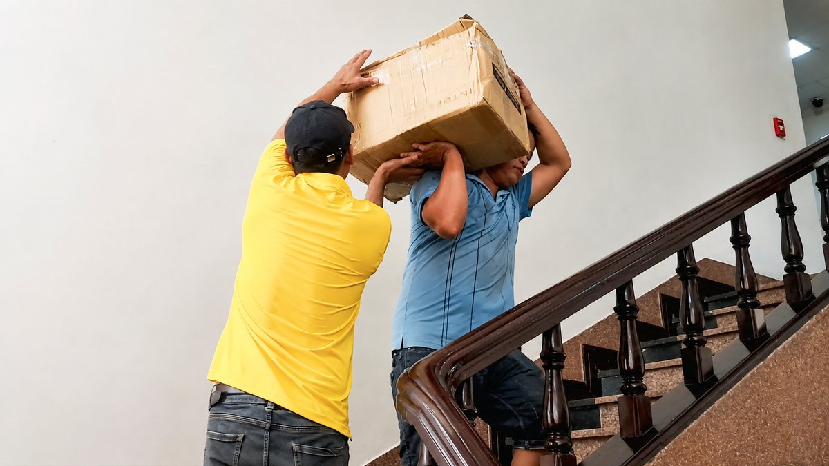 Chuyển nhà trọn gói Đống Đa - bê thùng đồ qua cầu thang