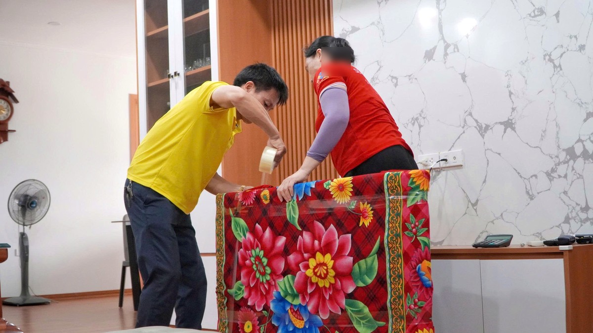 Bọc bảo vệ đồ đạc trong Dịch Vụ Chuyển Nhà Trọn Gói Hà Đông, Hà Nội