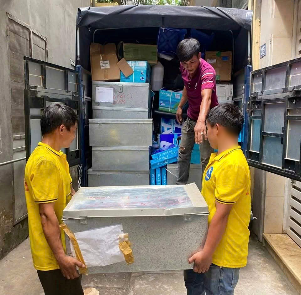 Bốc xếp đồ lên xe trong Dịch Vụ Chuyển Nhà Trọn Gói Hà Đông, Hà Nội