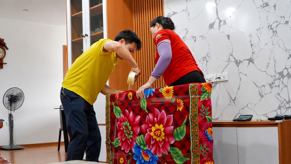 Bọc bảo vệ đồ nội thất trước khi vận chuyển