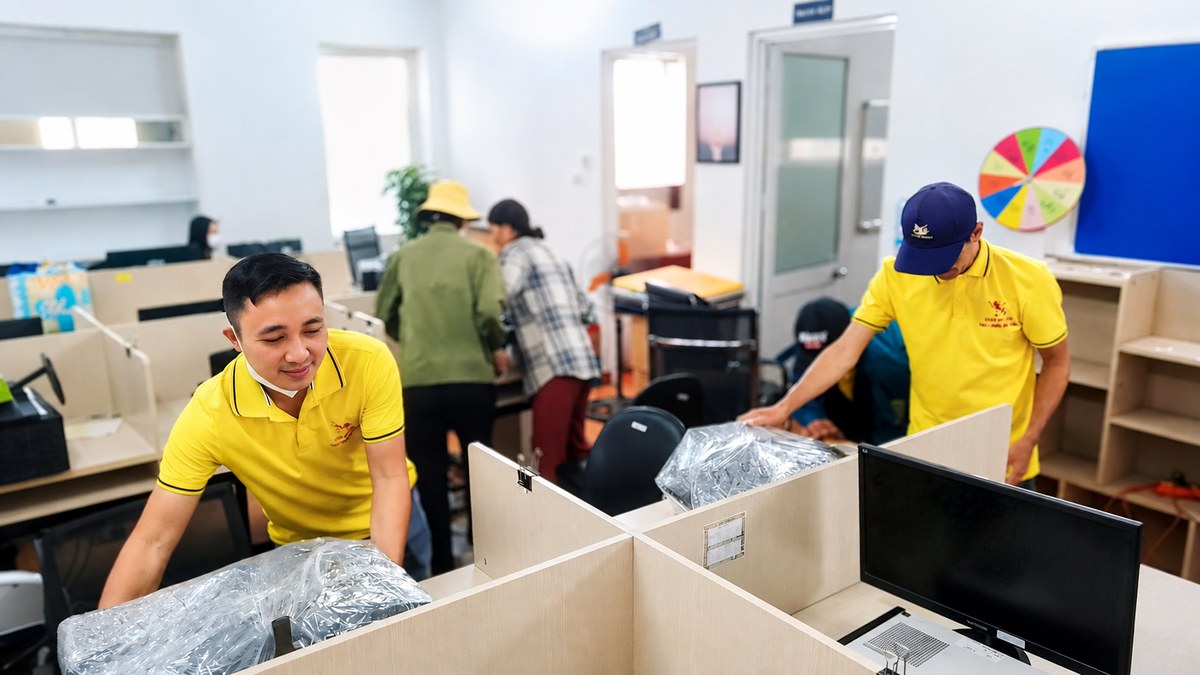 Nhân viên đóng gói thiết bị và đồ đạc trước khi vận chuyển
