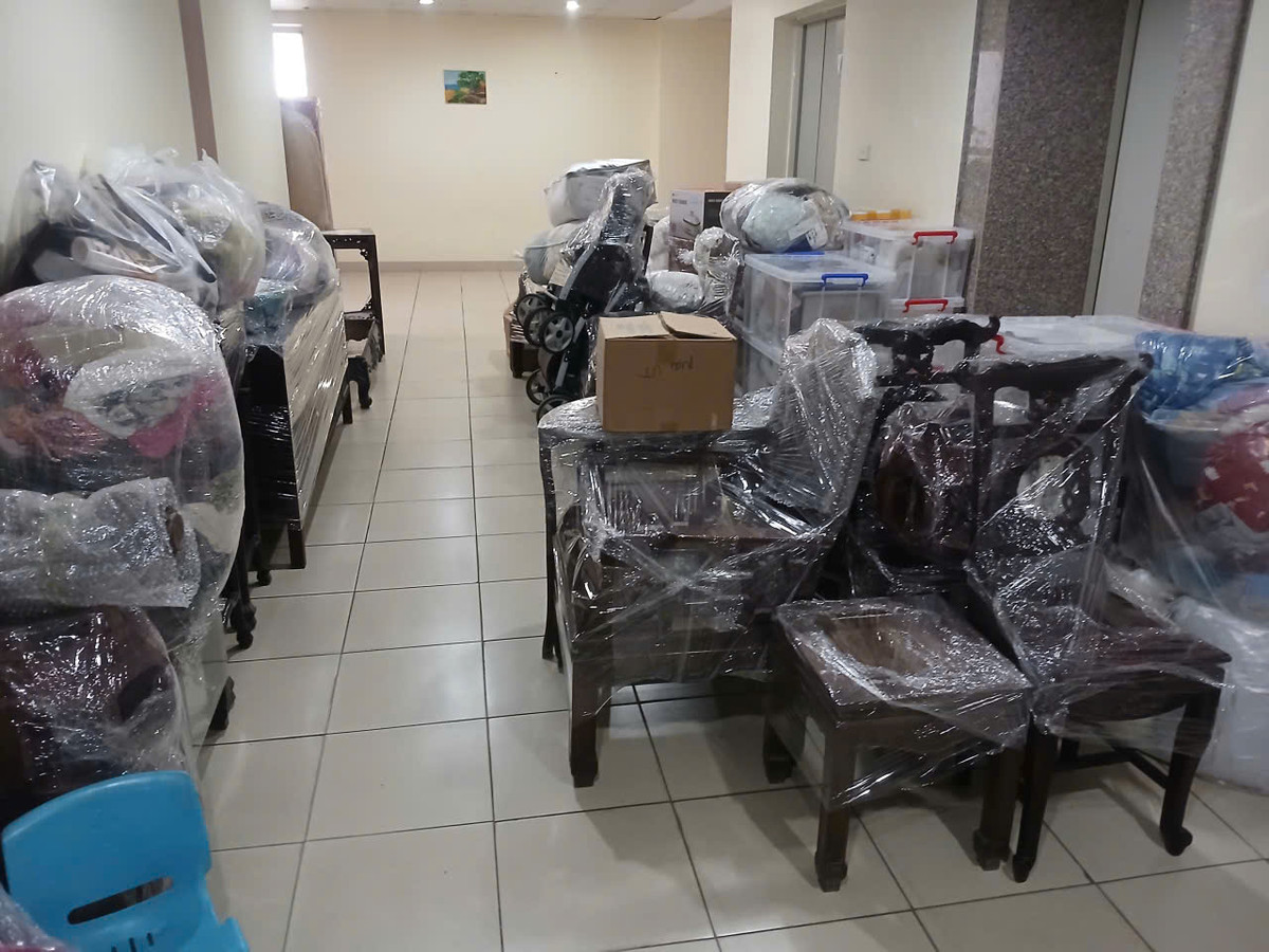 Bọc bảo vệ bàn ghế khi chuyển nhà trọn gói Hoàng Mai